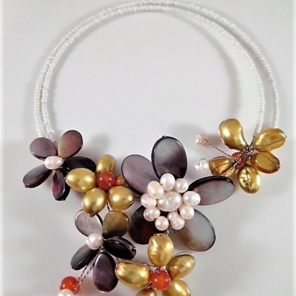 📿2/$30📿 Floral Beaded Necklace with Gold and Pearl Accents